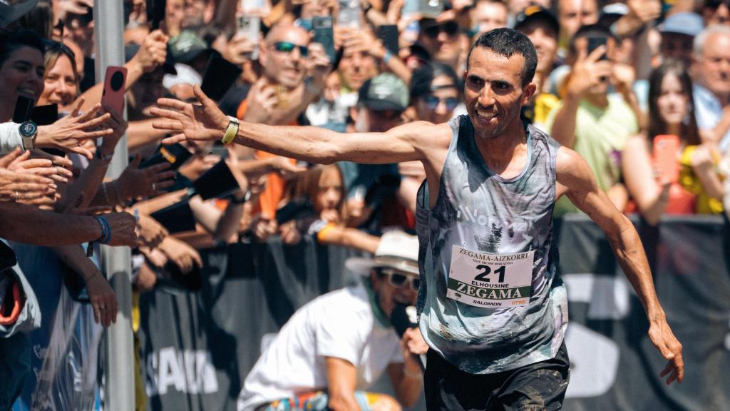 Elhousine Elazzaoui llegando a la meta de la Zegama-Aizkorri 2025.