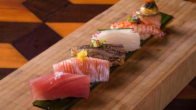 Una bandeja de sushi