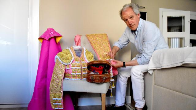 Jaime Rubio, ultimando detalles en un traje de luces