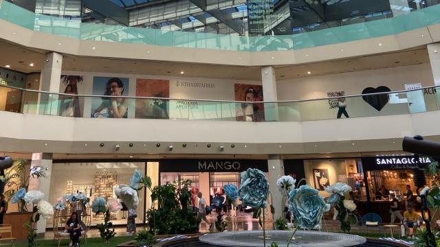 Stradivarius anuncia su nueva apertura.