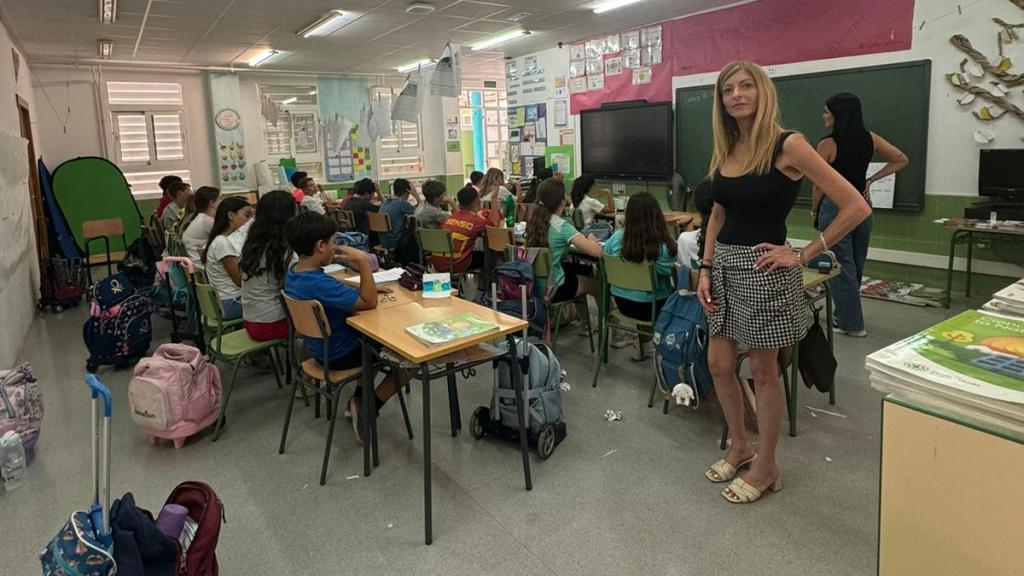 La directora del Colegio Maestro Joaquín cantero, Cristina Fuster, muestra una clase de su centro donde no hay aire acondicionado.