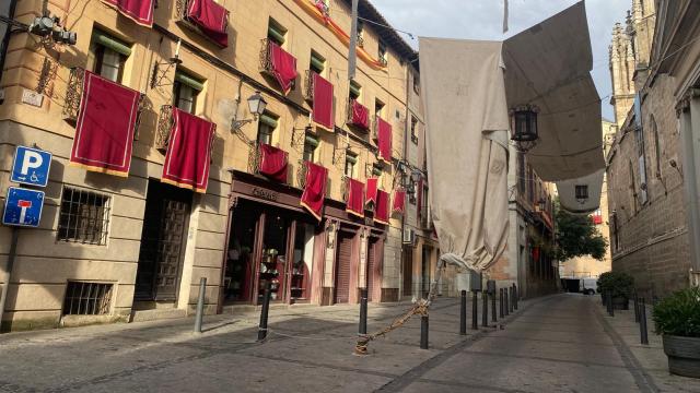 Toldos estropeados junto a la Catedral.