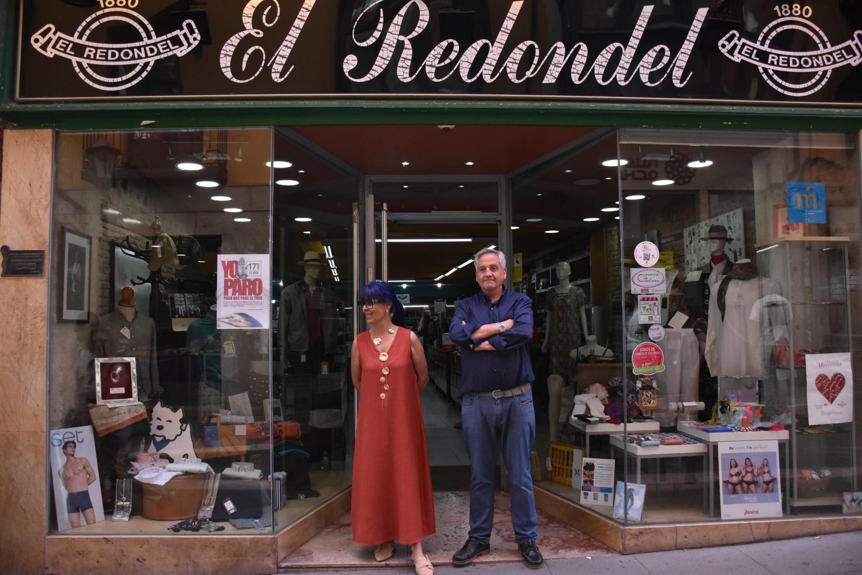 El histórico comercio de El Redondel segunda el paro de cinco minutos en la plaza Sagasta