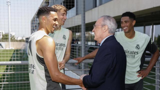 Alexander-Arnold, Huijsen y Bellingham, junto a Florentino Pérez