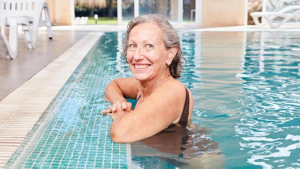 Una persona mayor en un balneario