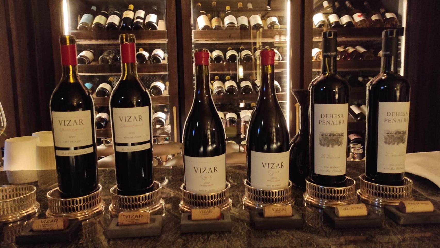 Vinos de Bodegas Vizar. A la izquierda, dos botellas de 'Dehesa Peñalba 25 aniversario'.
