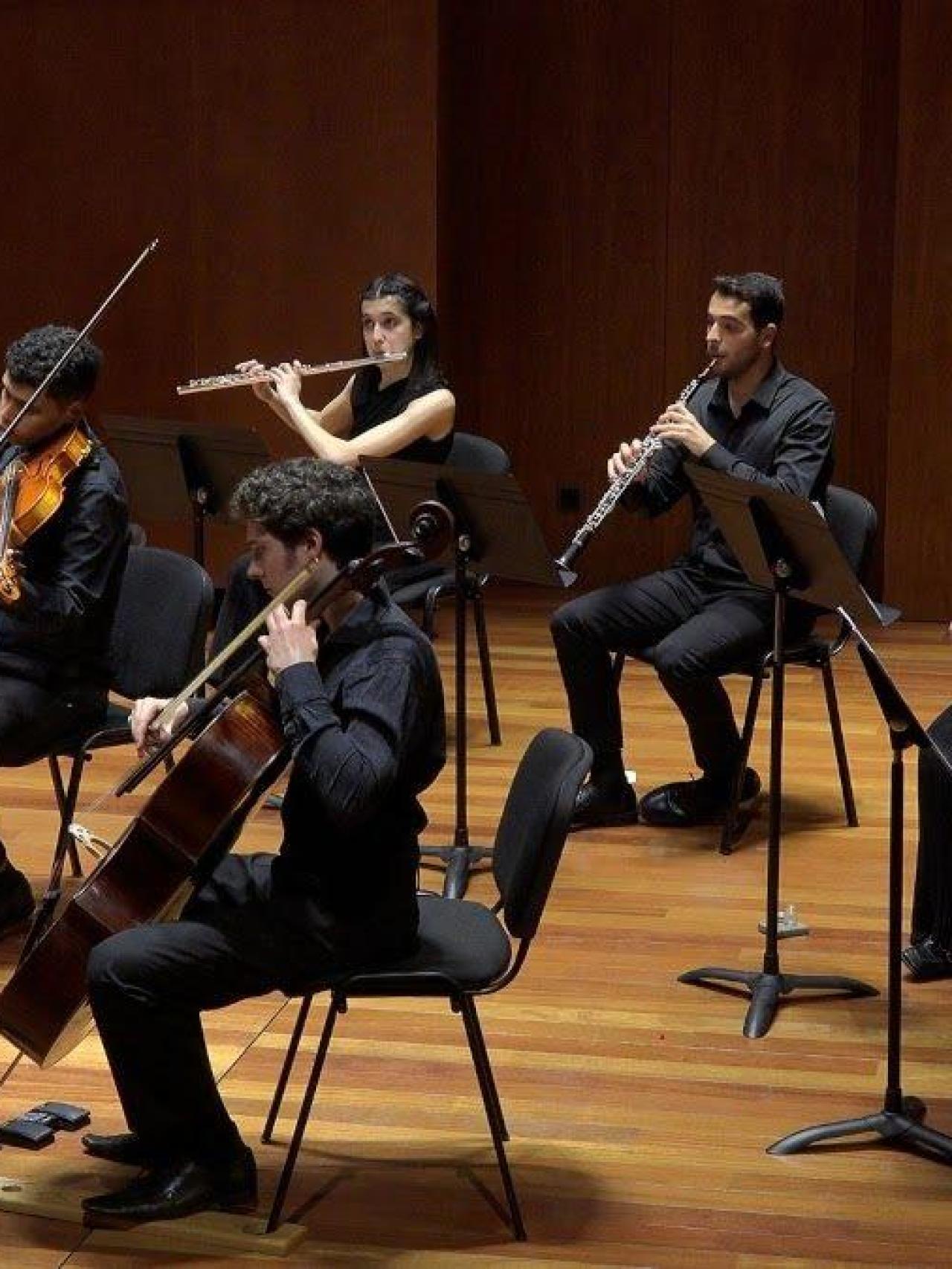 Músicos tocando en un concierto