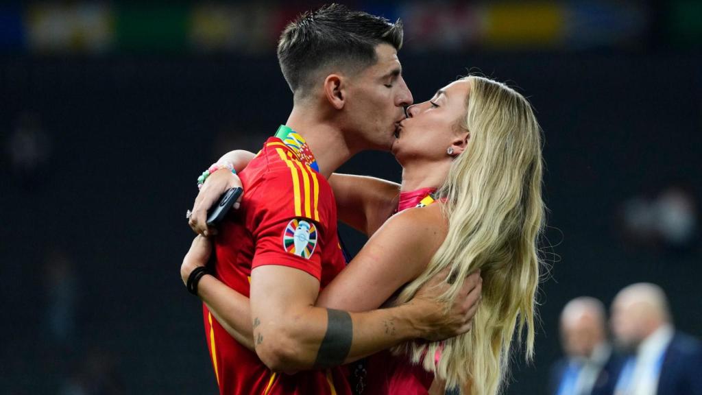 Álvaro Morata y Alice Campello después de la victoria de España en Eurocup.