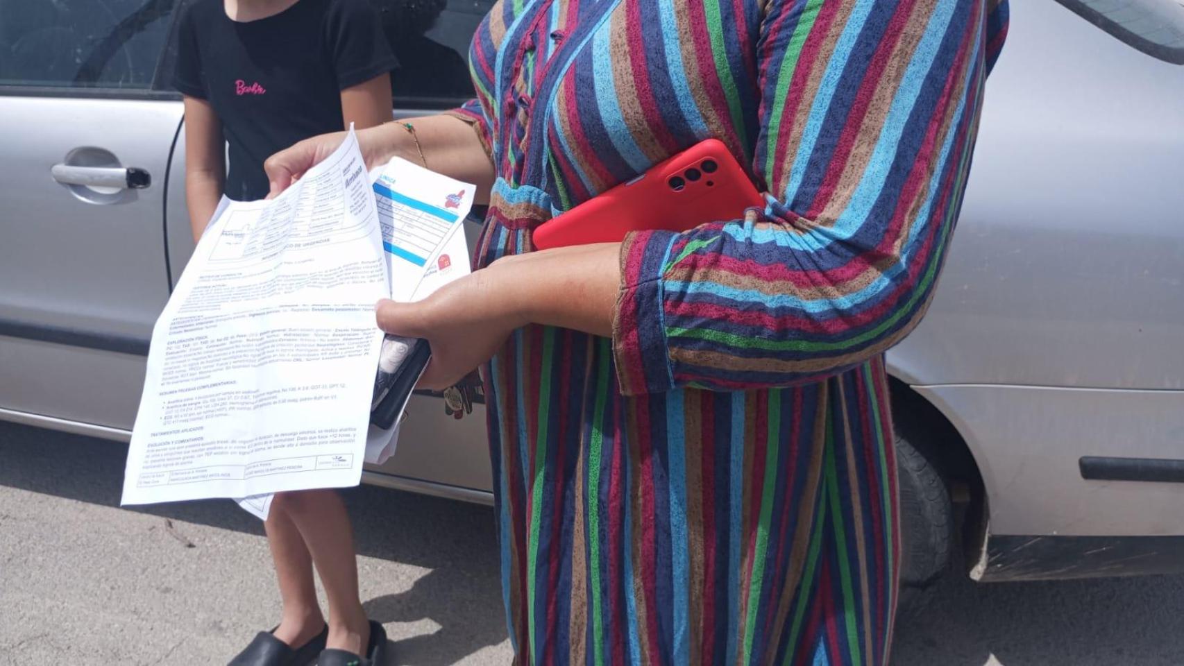 La madre de una niña de 8 años que sobrevivió al accidente en la feria de Murcia:  Se electrocutó al rozar la puerta de la atracción 