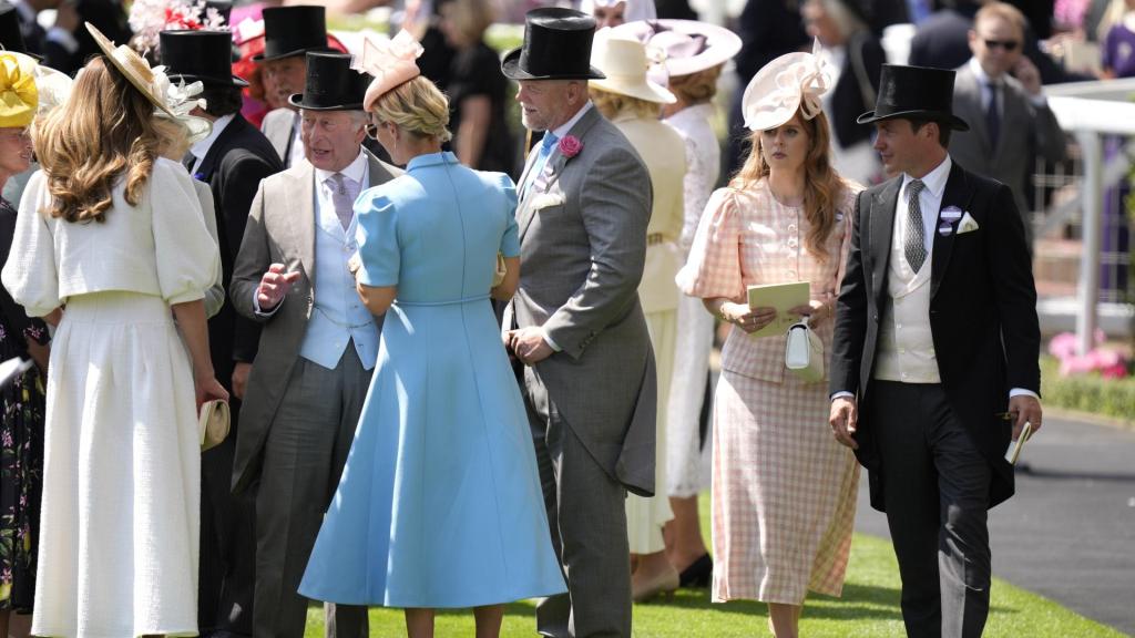 Los reyes de Inglaterra en los besos tradicionales en Ascot.