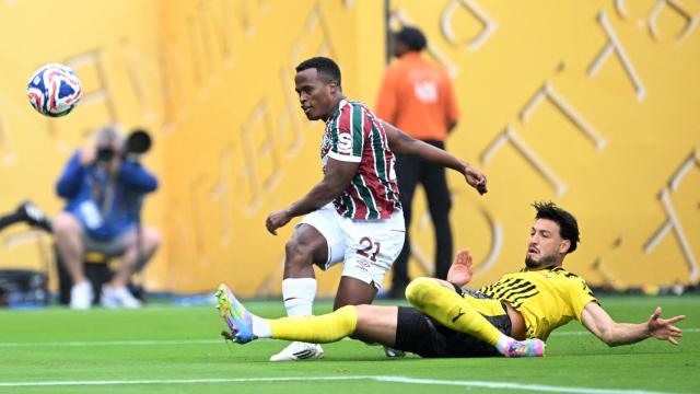 Bensebaini realiza una entrada sobre Arias.