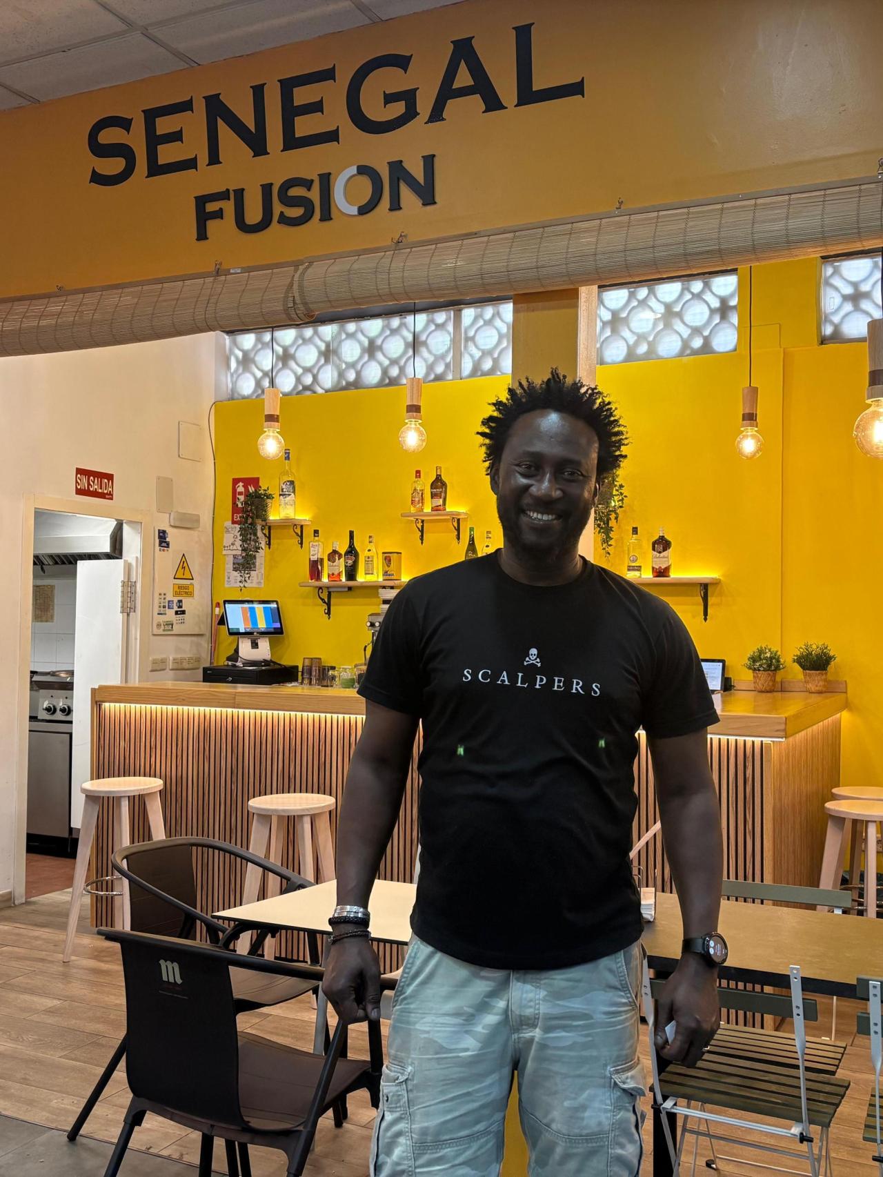 Papa Antou Mbaye en su puesto de mercado Senegal Fusión Resto Bar.