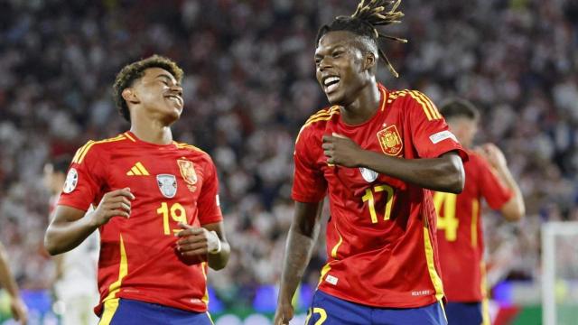 Lamine y Nico Williams celebran un gol con España.