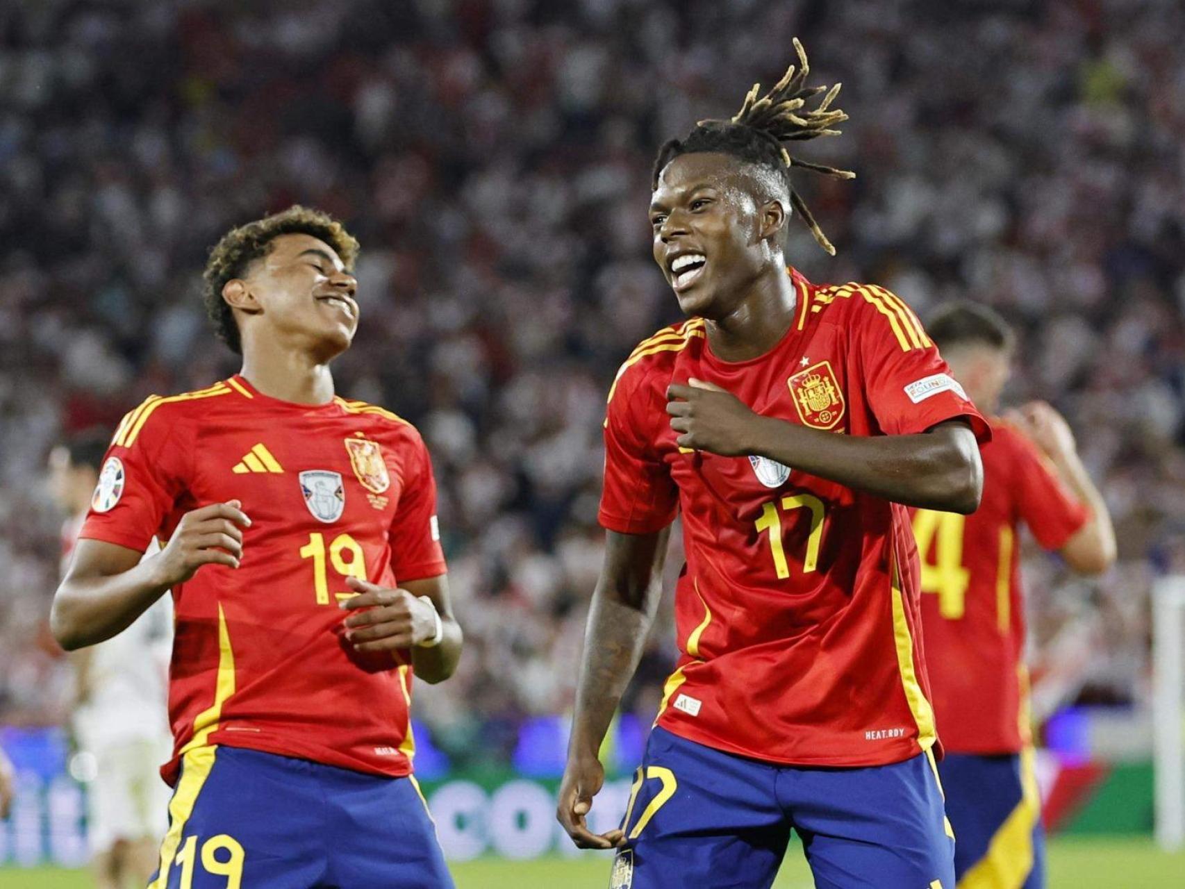 Lamine y Nico Williams celebran un gol con España.