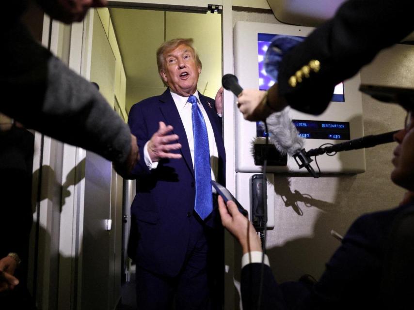El presidente de EE. UU., Trump, habla con periodistas a bordo del Air Force One en su camino de regreso a Washington.