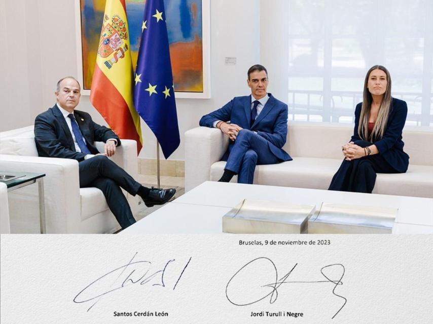 Pedro Sánchez, este martes en la Moncloa con Jordi Turull y Míriam Nogueras. Turull fue condenado por el golpe del 1-O. Debajo, las firmas de Santos Cerdán y del secretario general de Junts, en el acuerdo de investidura firmado en noviembre de 2023.