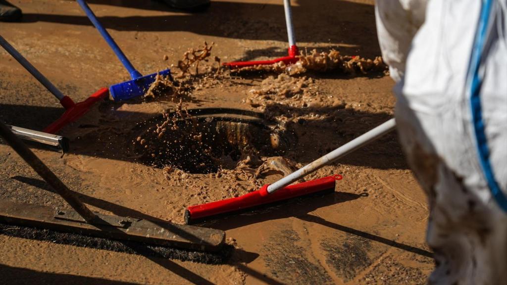 Labores de limpieza tras la dana. Eduardo Manzana / Europa Press