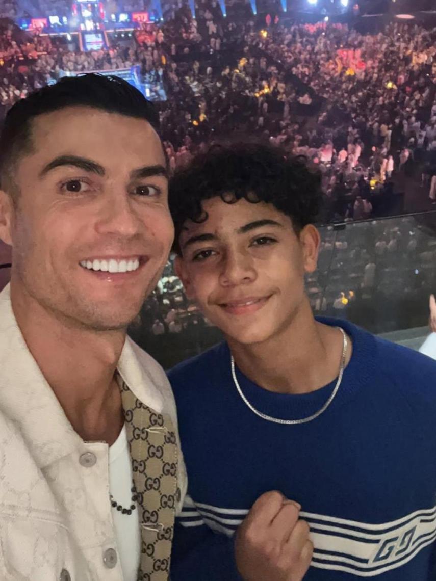 Cristiano Ronaldo y su hijo mayor, Cristiano Jr., en una imagen de las redes sociales.