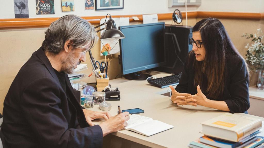 Rubén Fernández-Costa conversando con la experta en Victimología.