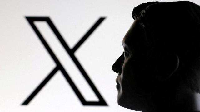 Una maqueta en miniatura impresa en 3D de Elon Musk y el logotipo de X aparecen en esta ilustración tomada el 23 de enero de 2025.