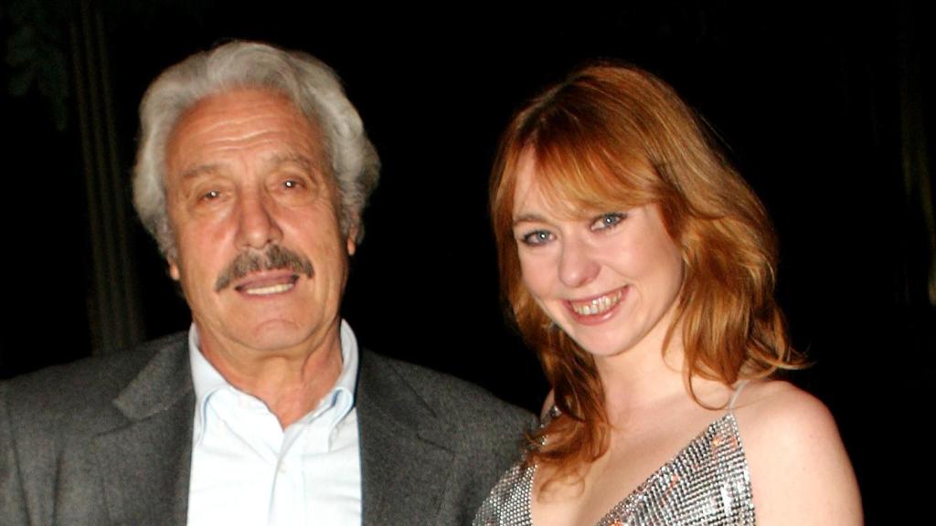 Manolo Zaro con su hija mayor, Flavia, en un acto público en 2004.