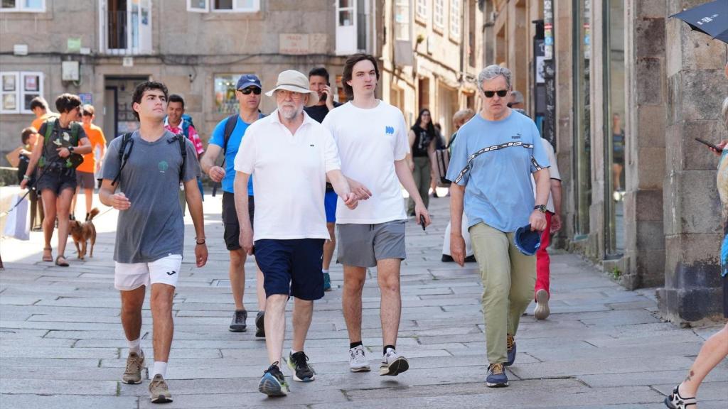 El presidente Mariano Rajoy, con uno de sus hijos y su hermano a su llegada a la Plaza del Obradoiro, en Santiago de Compostela.