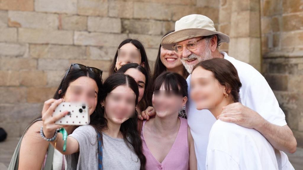 El ex presidente del gobierno toma fotos con un grupo de jóvenes en la capital gallega.