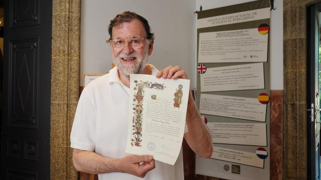 Mariano Rajoy posa con Compostela después de terminar el Camino de Santiago, el 17 de junio.