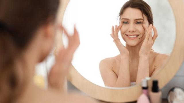 Paula Aroca, maquilladora, revela su truco para agrandar la mirada.