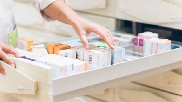 Una persona seleccionando distintos medicamentos.