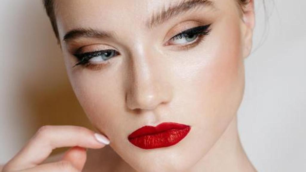 Mujer con los labios pintados.