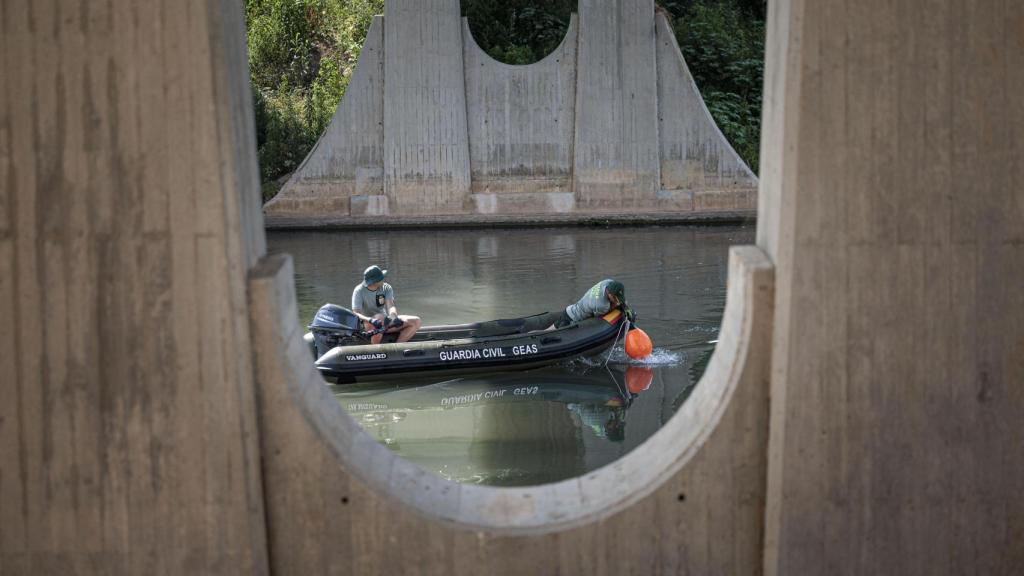 El Grupo Especial de Actividades Subacuáticas (GEAS) de la Guardia Civil busca en el río Júcar a las tres personas desaparecidas como consecuencia de la dana. Efe / Biel Aliño