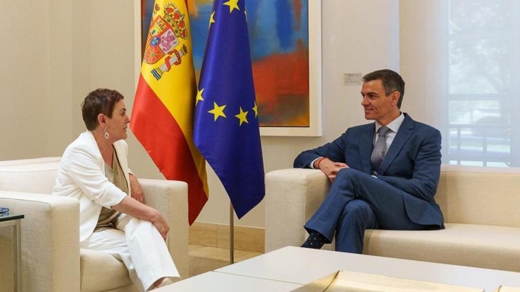 El presidente del Gobierno, Pedro Sánchez (d), mantiene un encuentro con la portavoz de EH Bildu en el Congreso de los DIputados, Mertxe Aizpurua (c), y el portavoz de EH Bildu en el Senado, Gorka Elejabarrieta (i), en el Complejo de la Moncloa, a 18 de junio de 2025, en Madrid (España).