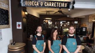 Andreína Roca, Óscar González y César López, propietarios de O Carreteiro en A Coruña