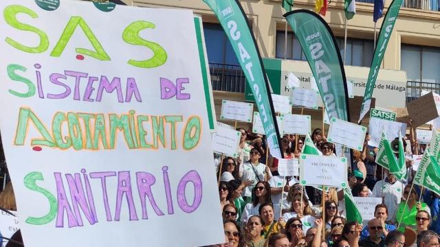 Enfermeros del Hospital Regional de Málaga en la concentración.