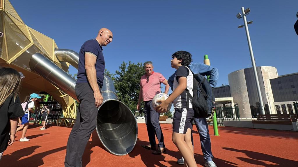 El alcalde, José Antonio Diez, en el nuevo parque del león