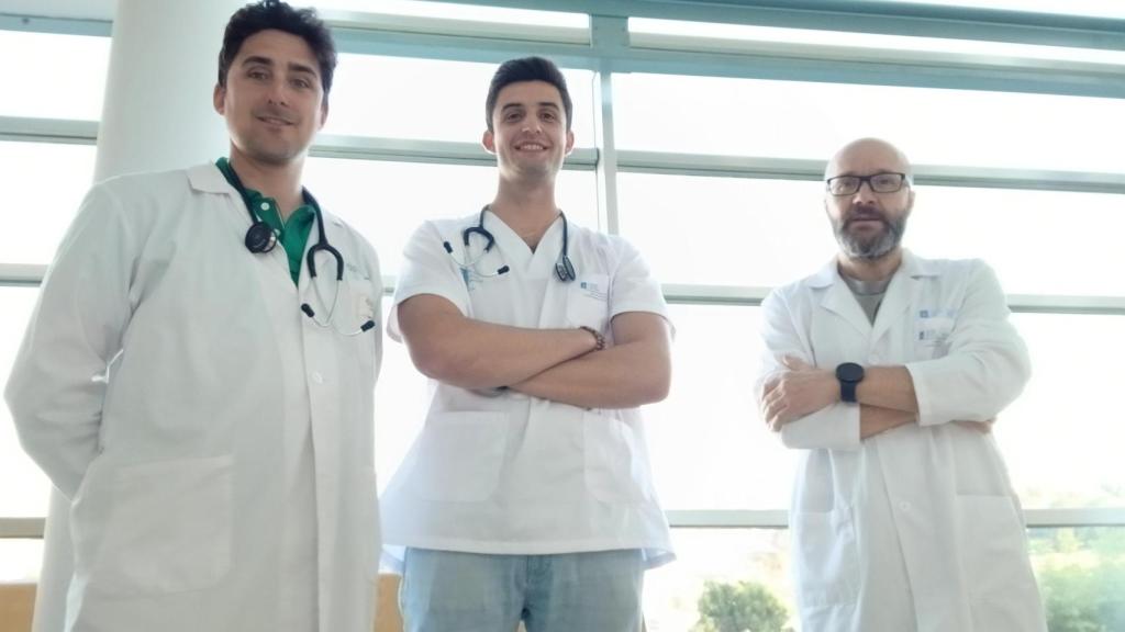 A la izquierda el Doctor Fernando Cuadrado García (tutor), a la derecha el enfermero Carlos Aller Fernández y en medio el residente Luis Domingo Martínez-Cabezas