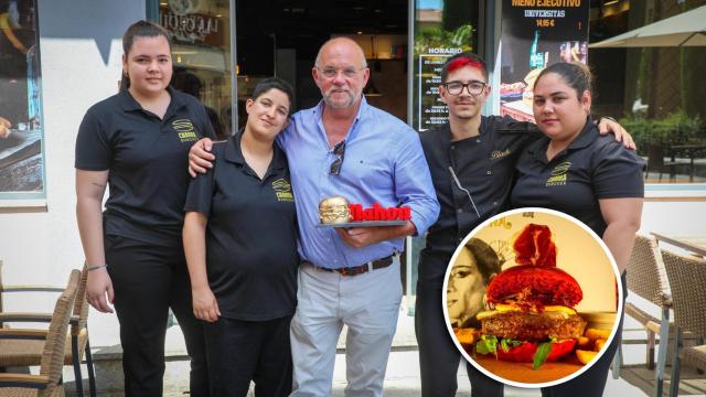 José Martín, gerente de la Charra Burguer, junto a su equipo de cocina