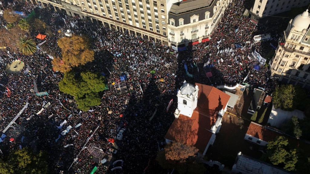 Una vista aérea muestra una abarrotada Plaza de Mayo por los partidarios de Cristina Fernández de Kirchner.