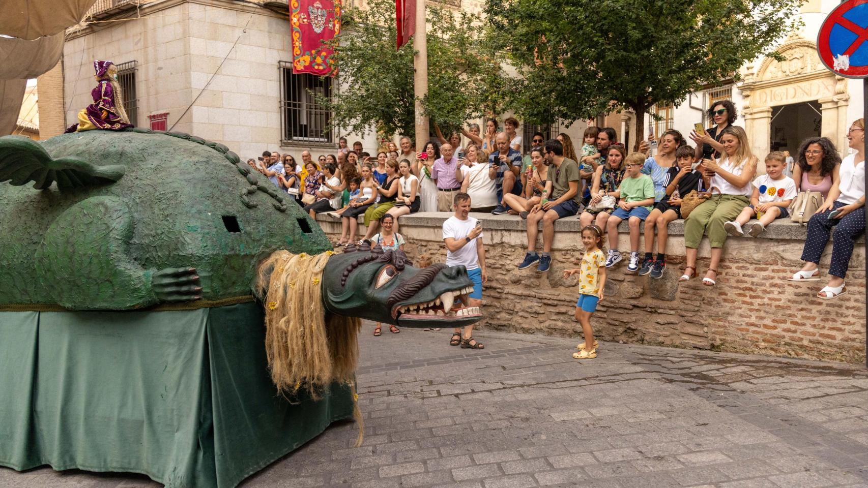 La Tarasca vuelve a recorrer las calles del Casco de Toledo en vísperas del Corpus: todas las fotos