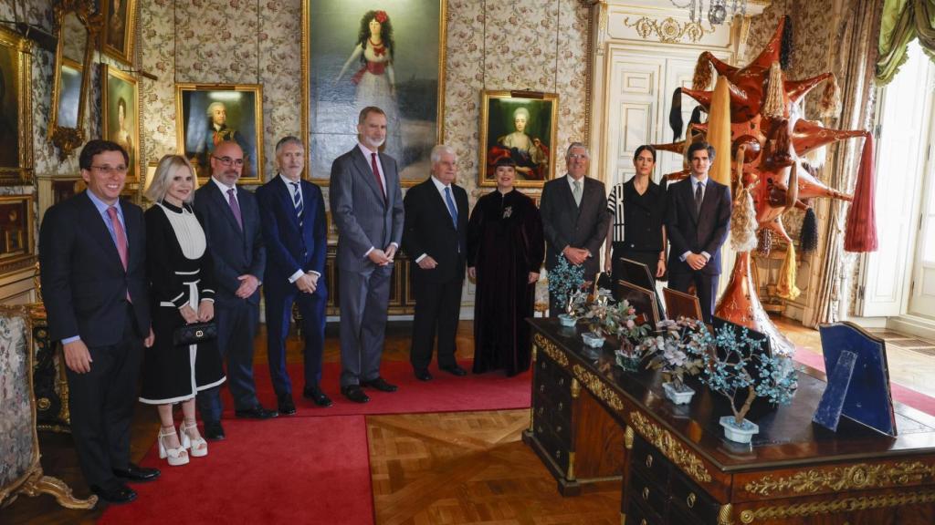 El rey Felipe vi conoce la exposición de Joana Vasconcelos en el Palacio de Liria. La imagen también aparece el duque de Alba y los duques de Guempar.