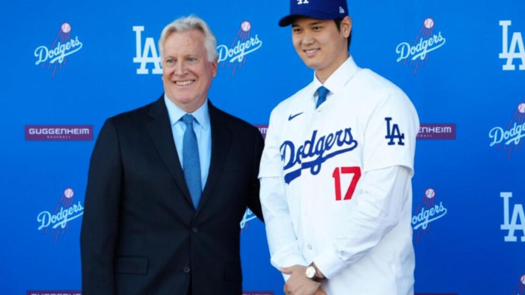Mark Walter, junto a Shohei Ohtani en su presentación con Los Angeles Dodgers