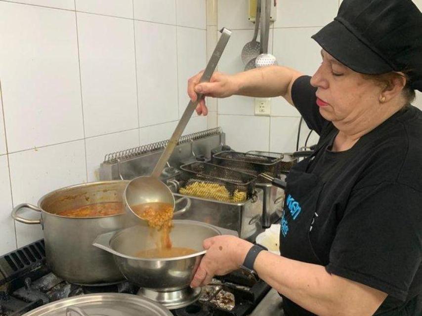 Toñi cocinando