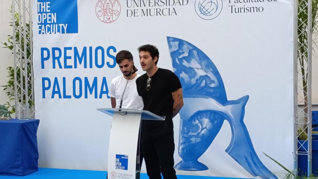 'Jota', batería de Arde Bogotá, proclama un discurso de agradecimiento por el premio 'Palomas del Turismo' a la banda, que recoge junto a Dani, guitarrista.