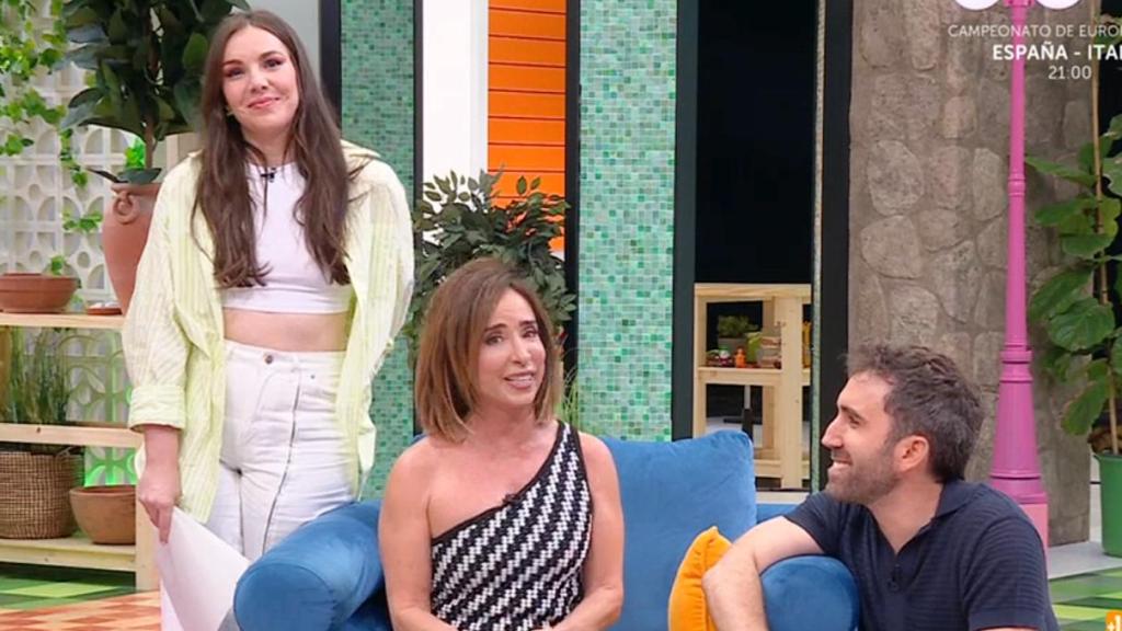 Inés Hernand, María Patiño y Aitor Albizua, en 'La familia de la tele'.