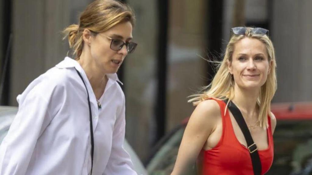 Pascalle Paerel y Sandra Barda caminando por las calles de Madrid, en abril de 2023.