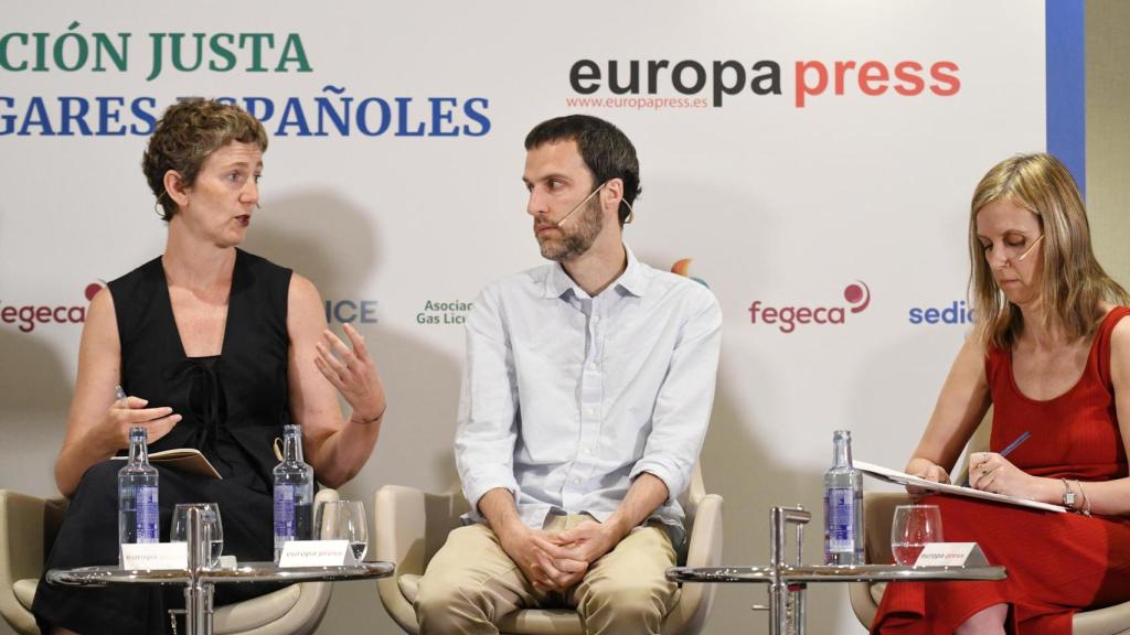 (De izda. a dcha.) La directora de la División de Innovación y Sostenibilidad en la Edificación del Ministerio de Vivienda y Agenda Urbana, Ainhoa Díez de Pablo, el jefe de área de la Subdirección General de Eficiencia y Acceso a la Energía, Alfredo Garzón, y la subdirectora de Sociedad y Cultura en Europa Press, María Pin, durante el Encuentro Informativo de Europa Press ‘Hacia la descarbonización justa de los hogares españoles’,