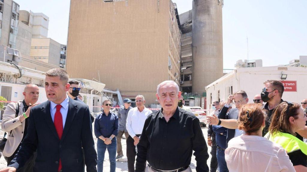 El primer ministro israelí, Benjamin Netanyahu, visita el Centro Médico Soroka en Beersheva, Israel, el jue