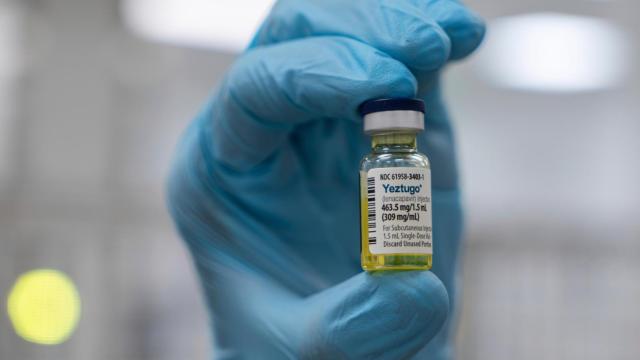 Un investigador muestra una dosis de Yeztugo.