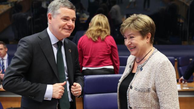 La directora general del FMI, Kristalina Georgieva, y el presidente del Eurogrupo, Paschal Donohoe, durante la reunión de este jueves en Luxemburgo